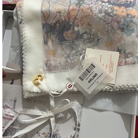 Buttonscraves Emily in Paris