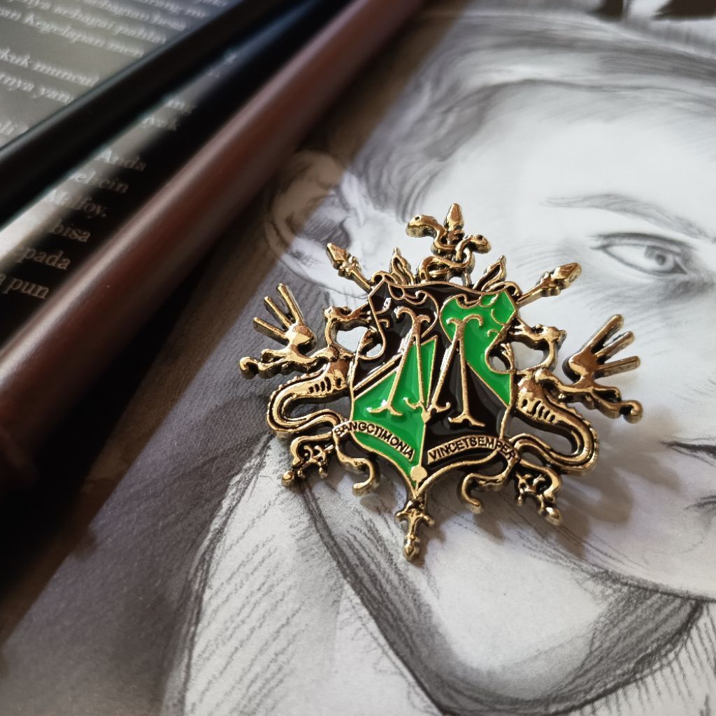 MALFOY FAMILY CREST PIN DRACO MALFOY HARRY POTTER