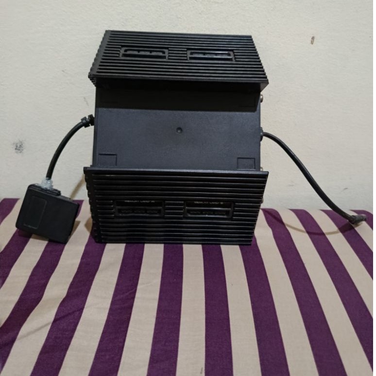 Multitap PS2 stand vertical untuk main 4 player.