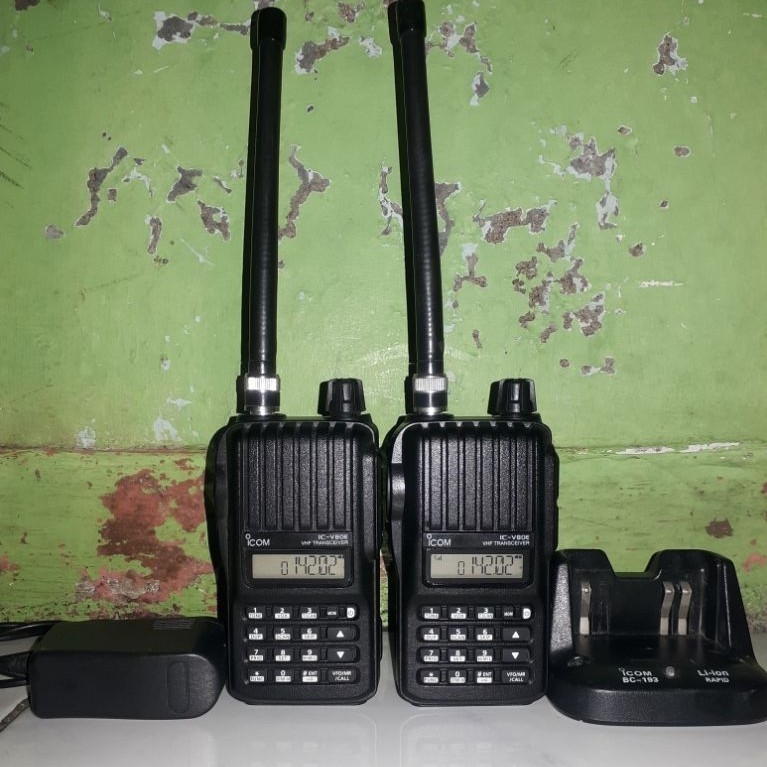 2 HT ICOM V80E LIKE NEW