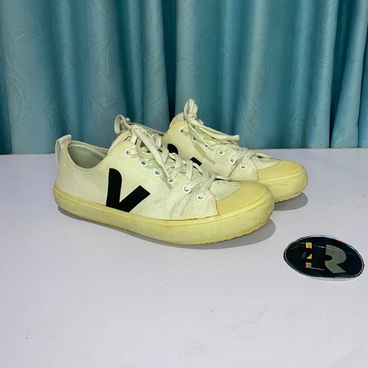 sepatu sneakers Veja