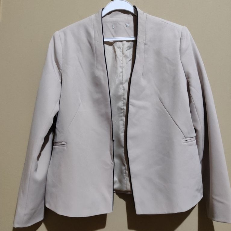 Blazer Wanita Nude/ Blazer Kerja/ Velano/ Blazer Velano/ Jas Wanita/ Jas Kerja/ Jas Main/ Prelloved/