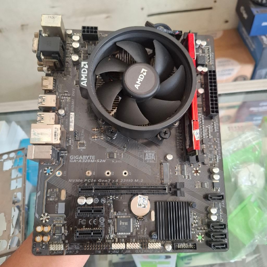 MOTHERBOARD GIGABYTE A320M + PROCESSOR AMD RYZEN 3 2200G Free Ram 8GB DDR4