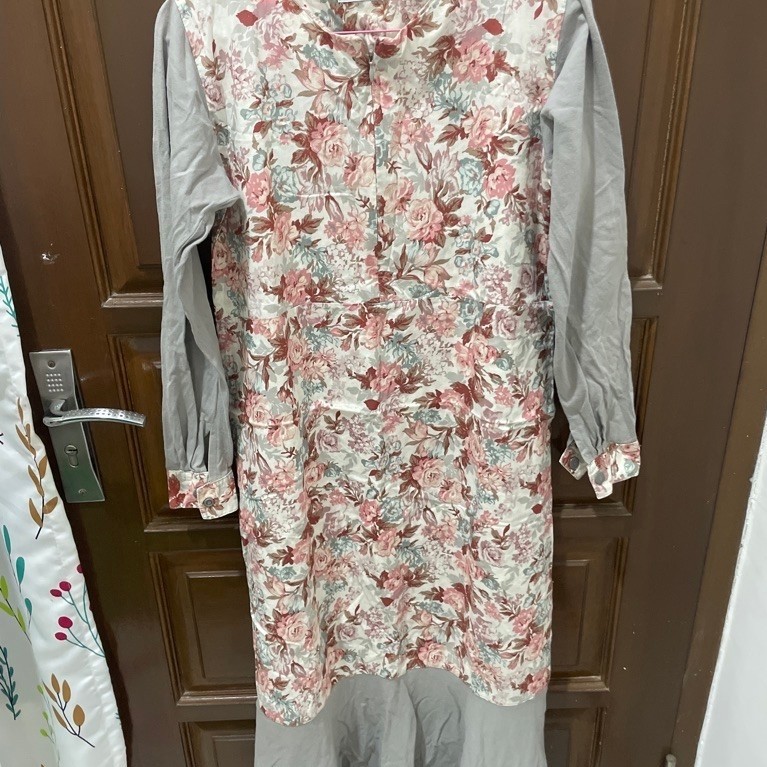 gamis bunga warna pink dan abu-abu