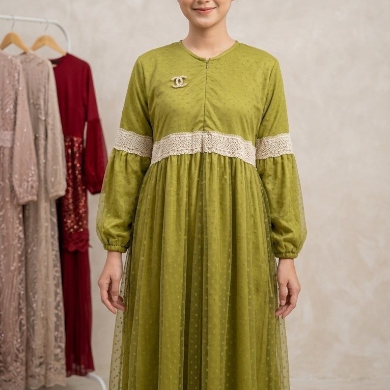 Gamis hijau olive kombinasi bahan tile dot yang elegan dengan aksen renda pada bagian lengan dan dad