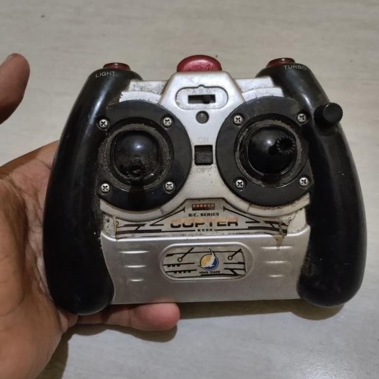 R/C Helicopter. Kondisi Off / Mati. Bahan Kanibalan. Hanya Remote Control Saja