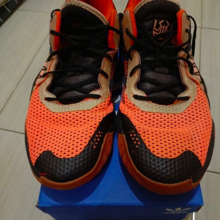 Sepatu Basket Second Adidas Don Issue 1 Size 43,bekas kondisi masih lumayan bagus
