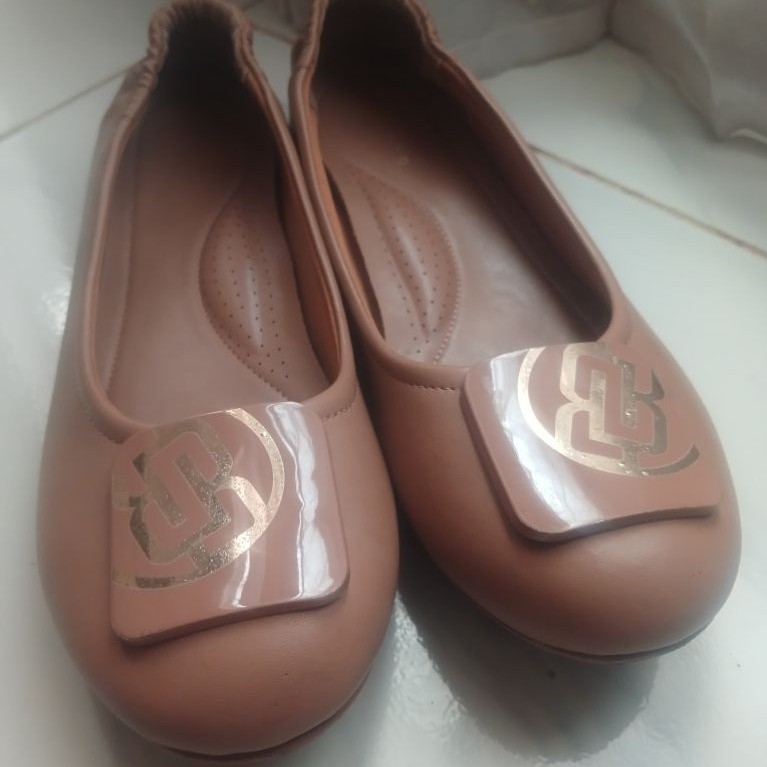 Be Bob preloved. (NETT)  Be-bob Wendi ukuran 40. Tidak ada boxnya.