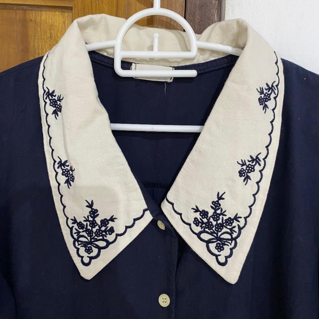 (PRELOVED) Blouse Embroidery Colar Navy Kemeja