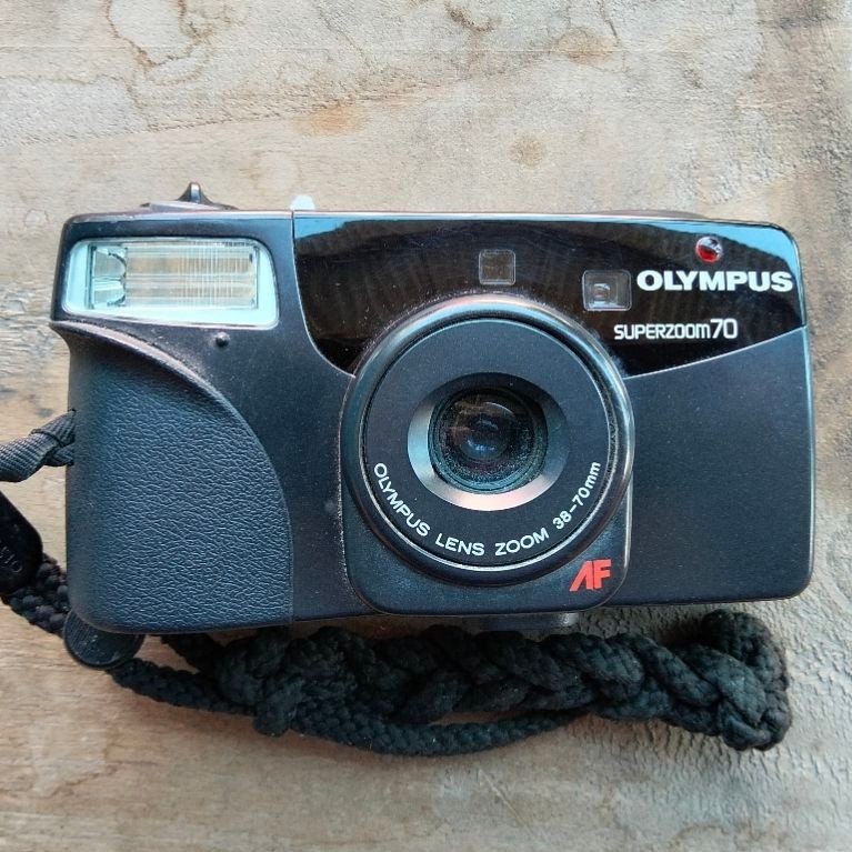 Kamera Analog Olympus SuperZoom 70 AF Zoom 38-70mm dengan Flash Hitam