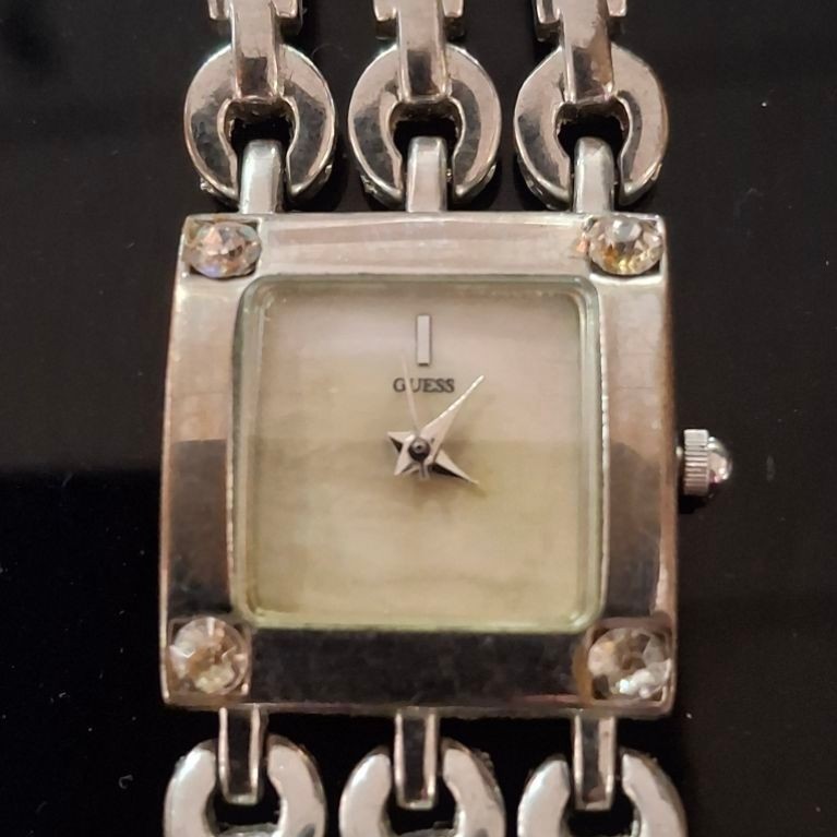 Jam Tangan Wanita GUESS Analog Tali Rantai Persegi Warna Perak second 1723