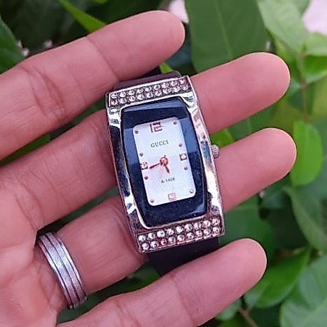 Dijual Jam tangan Wanita Gucci Vintage 80an Original second (koleksi pribadi)
