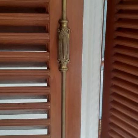Grendel Pengunci Pintu Jendela Rumah Motif Espanyolet Antik Kuningan