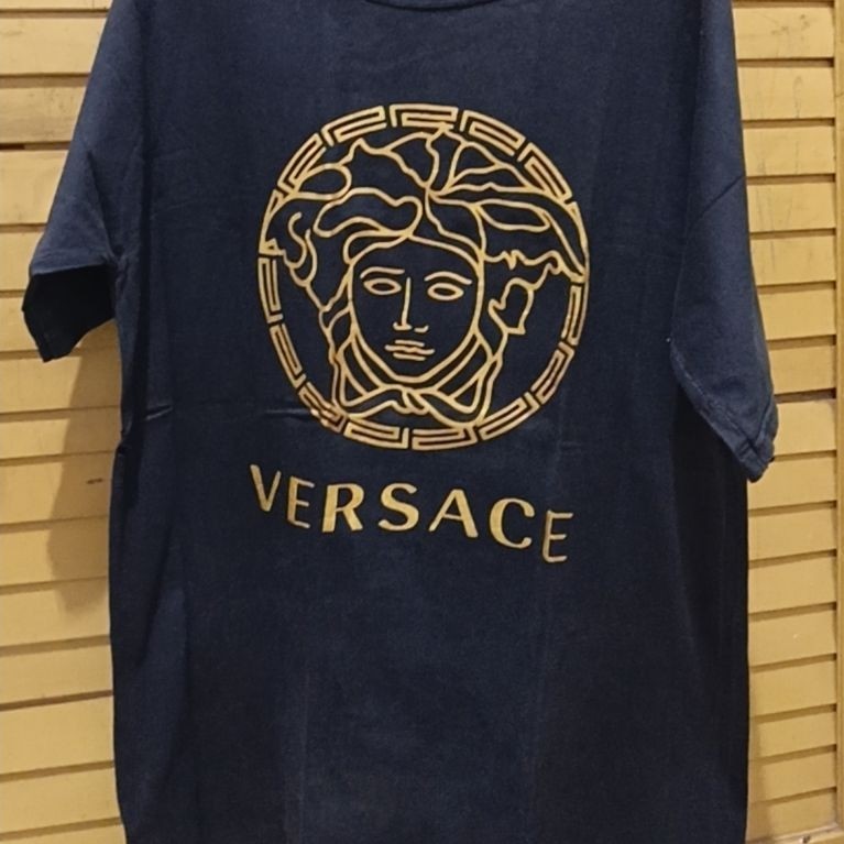 PL-Kaos T-Shirt Versace Motif Medusa Depan Lengan Pendek Kasual