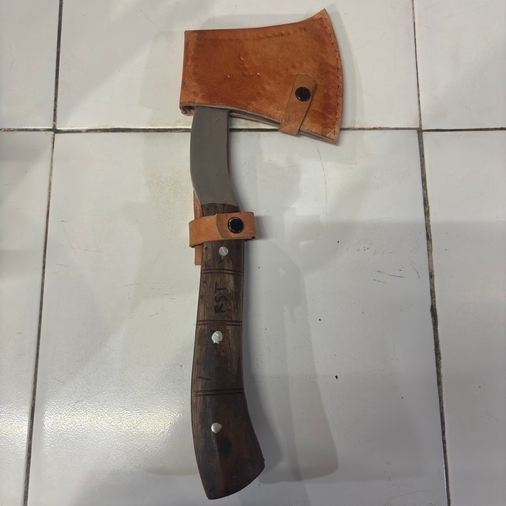 Kapak Besi Gagang Kayu + Sarung Kulit – Kapak Serbaguna