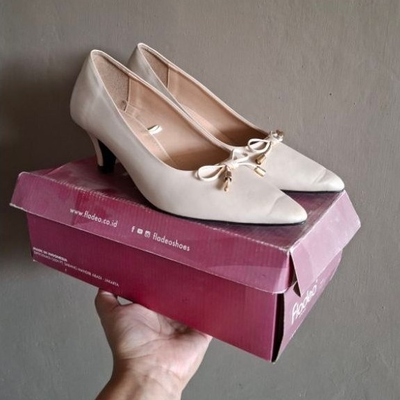 Sepatu High Heels Wanita Fladeo warna krem model ujung runcing dengan pita