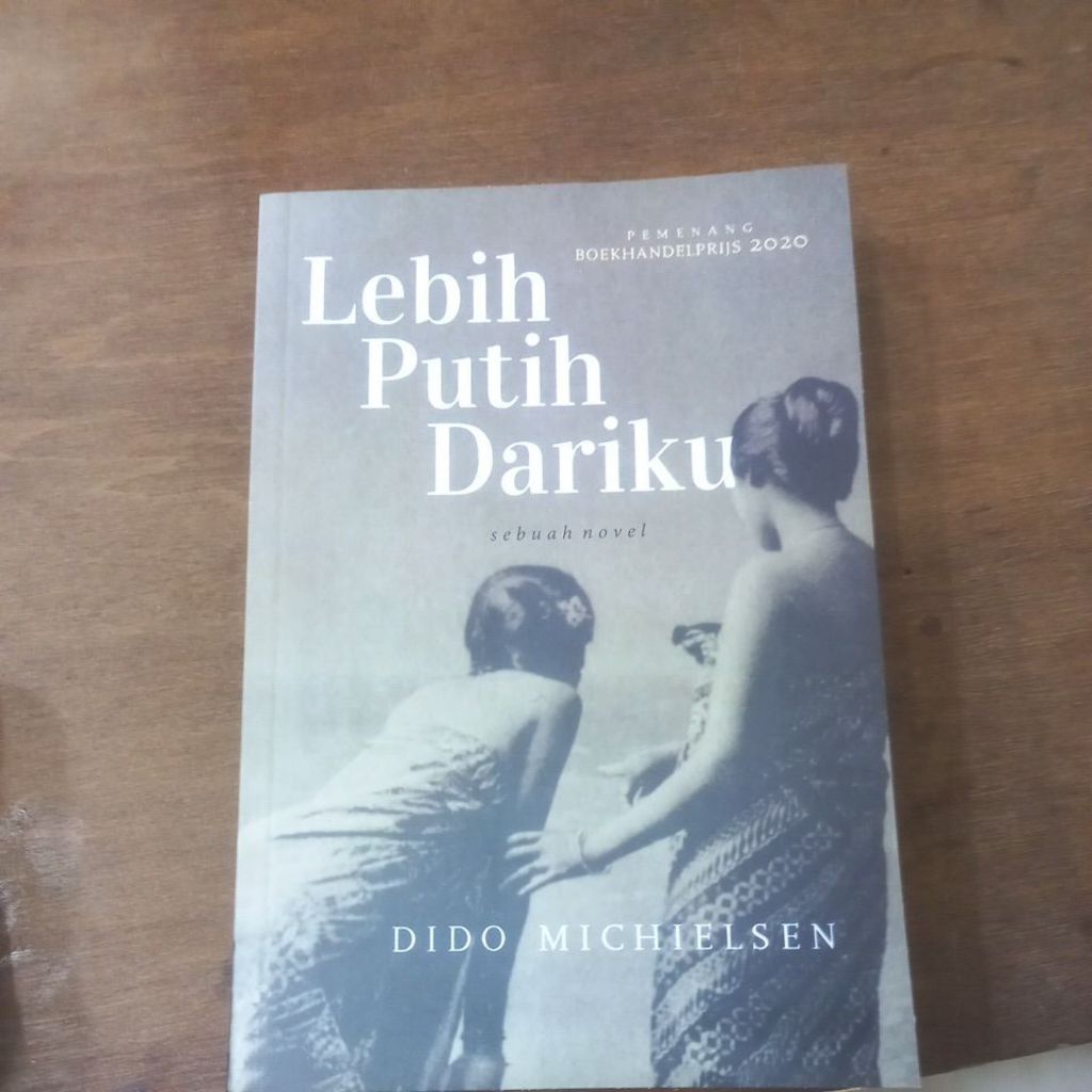 buku lebih  putih dariku