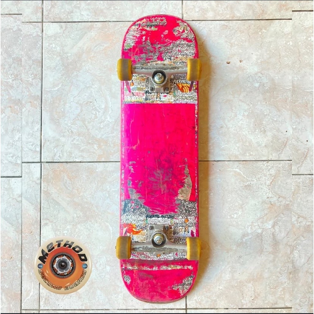 Skateboard warna merah muda dengan roda METHOD Second Opinions dan truck