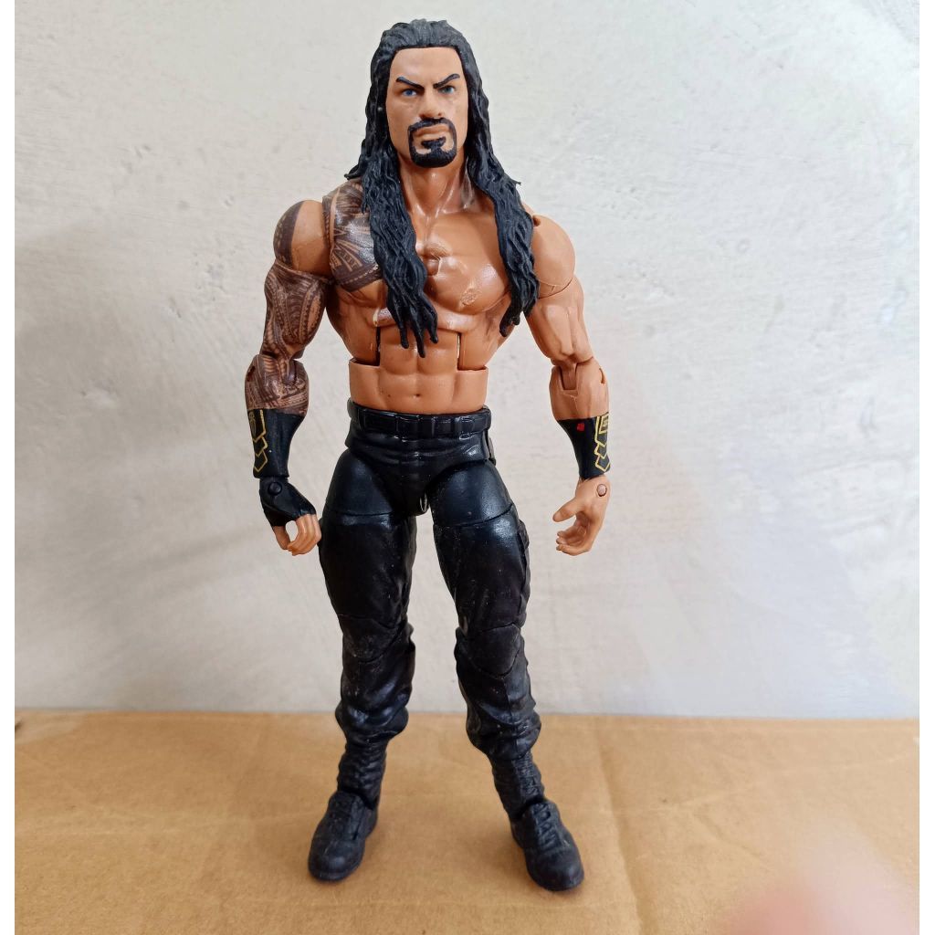 mainan action figure Mattel WWE Roman Reigns action figure wearing his signature black tactical ring