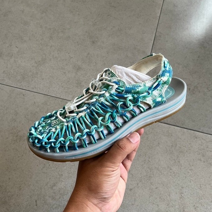 KEEN UNEEK PORCELAINTIE DYE SANDAL TRACKING