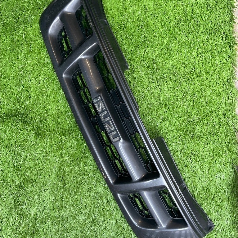 Grill Isuzu DMAX D-MAX 2002-2005 Original copotan