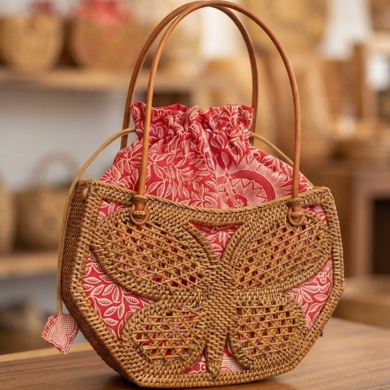 NIMADE - Tas Anyaman Ata Kupu-Kupu kain Batik / Tas Pegangan Kulit / Tas Pemuspan Rotan