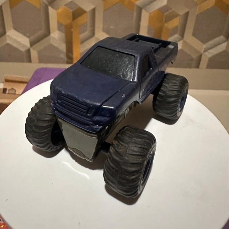 Mainan truk monster mini biru dengan ban besar model mobil mainan