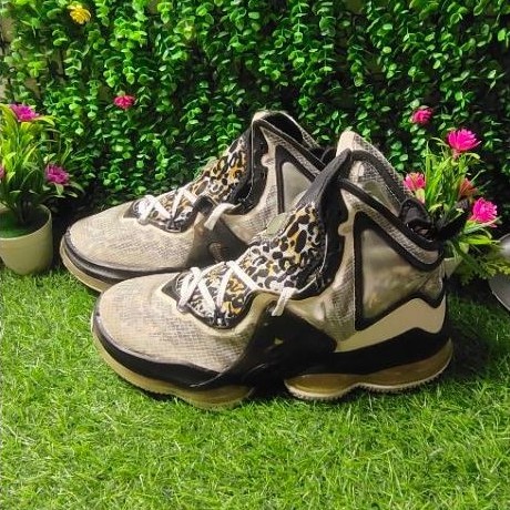 sepatu Nike LeBron 19 "Royalty" (Metallic Gold) size 45