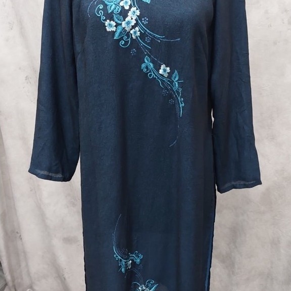 Long outer cheongsam biru dongker bordir bunga lengan panjang