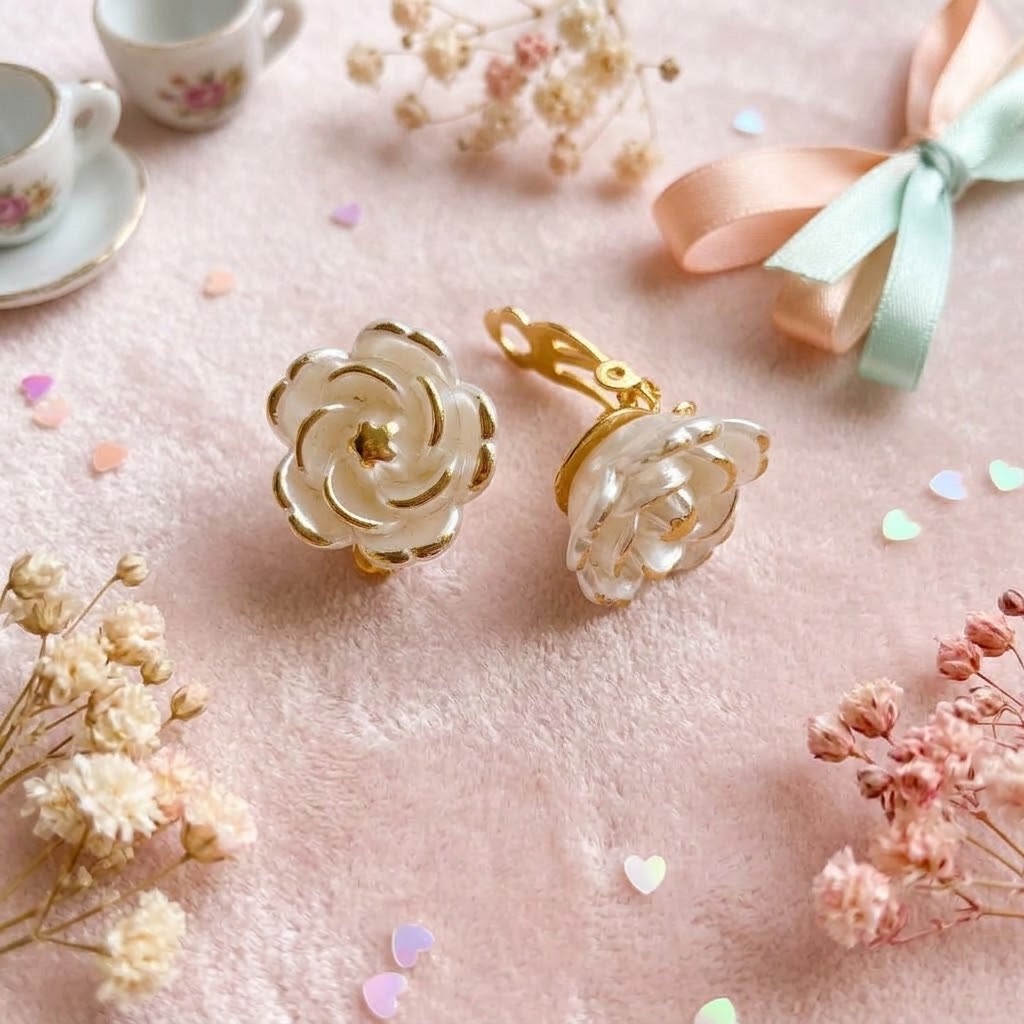 Anting Klip Bunga Mawar Putih Emas untuk Wanita Model Estetik