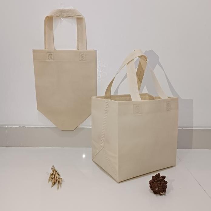 

Kualitas Tas Goodiebag Box Mini 20X15X20 Tebal Dan Kuat Tali