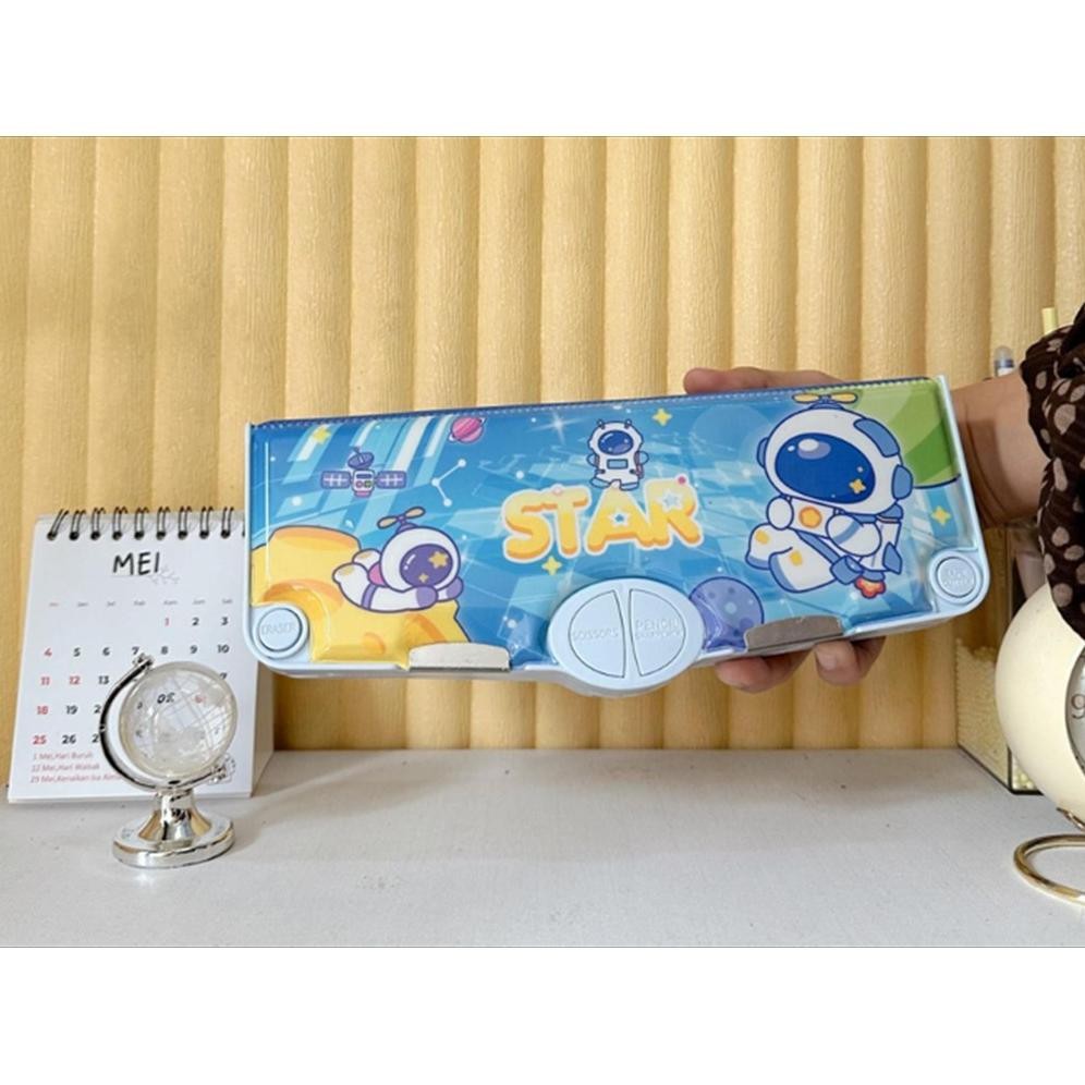 

Ready_Stock_Cod (Multifungsi) Tempat Kotak Tepak Penyimpanan Box Pensil Alat Tulis Multi Functional Pencil Case Multifungsi Fitur Lengkap Rautan Gunting Isolasi Motif Gambar Kartun Lucu Untuk Anak Laki Laki Cowok Perempuan Cewek Bas-12