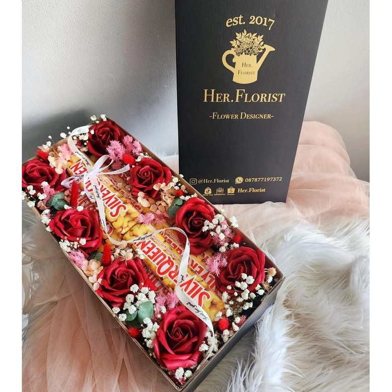 

ES HER.FLORIST Buket Medium Box Sweet Snack / Medium Box Snack Soap Rose Reguler Flowers and Baby Breath & Caspea Buket