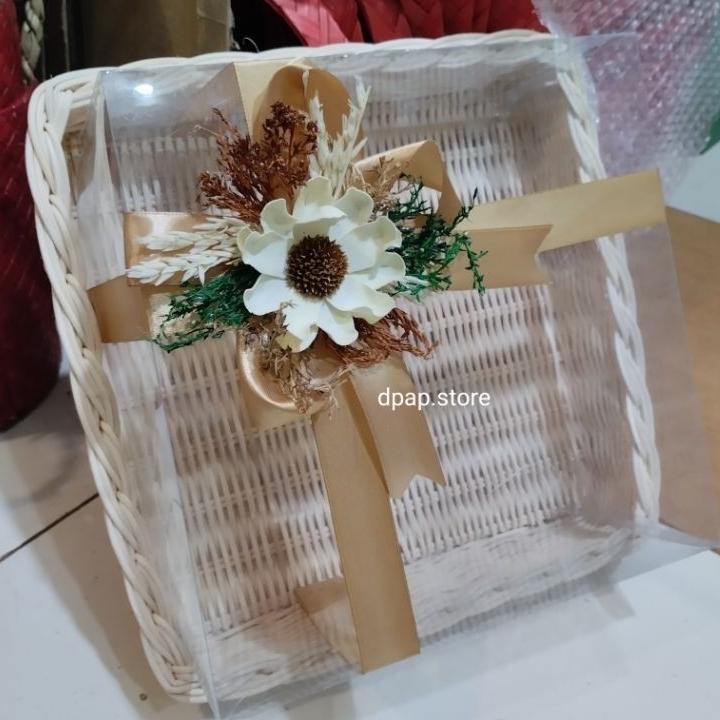 

Dpap. Hampers Kotak Hantaran Rotan 25Cm Dan 30Cm