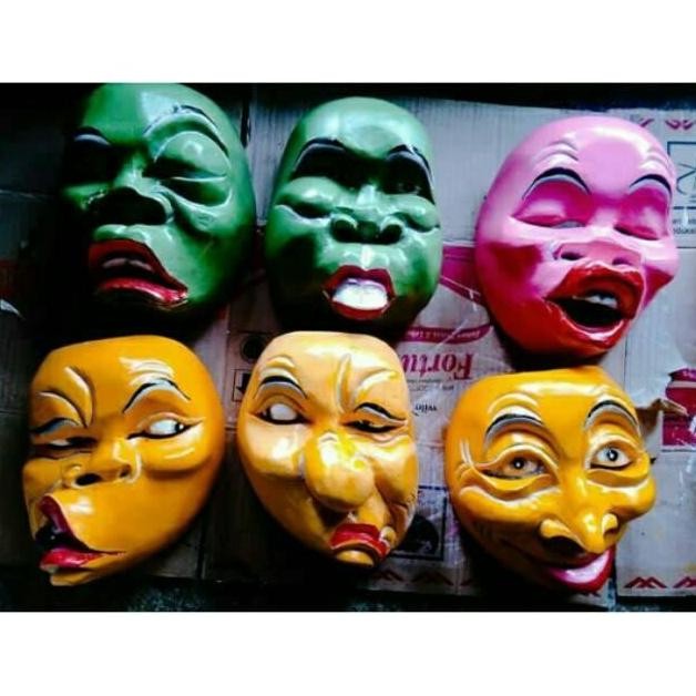 Topeng kayu wajah lucu atau dagelan. HI