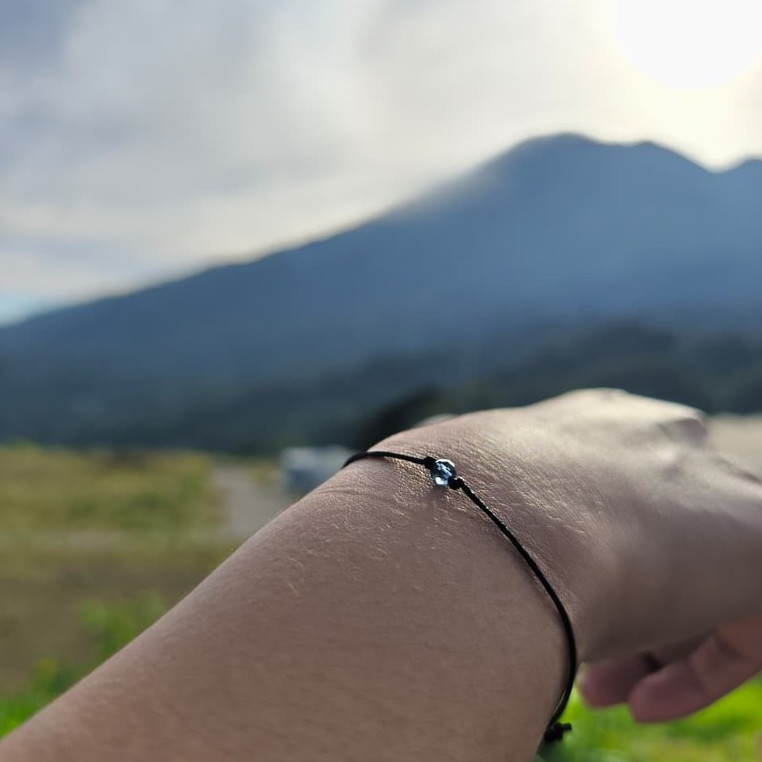 gelang tali tipis simpel manik kristal warna hitam