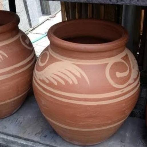 gentong besar tanah liat gerabah