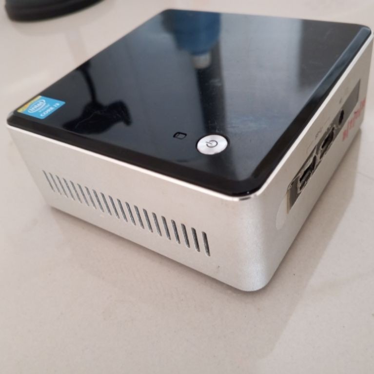 Mini PC bekas Intel NUC tahun 2017