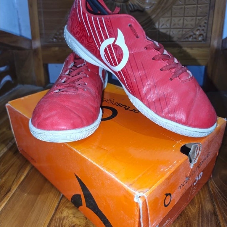 PRELOVED SEPATU FUTSAL ORTUSEIGHT ORIGINAL SIZE 36 MERAH BEKAS TERAWAT SOL MASIH TEBAL + BOX