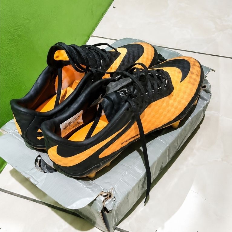 sepatu bola Nike hypervenom
