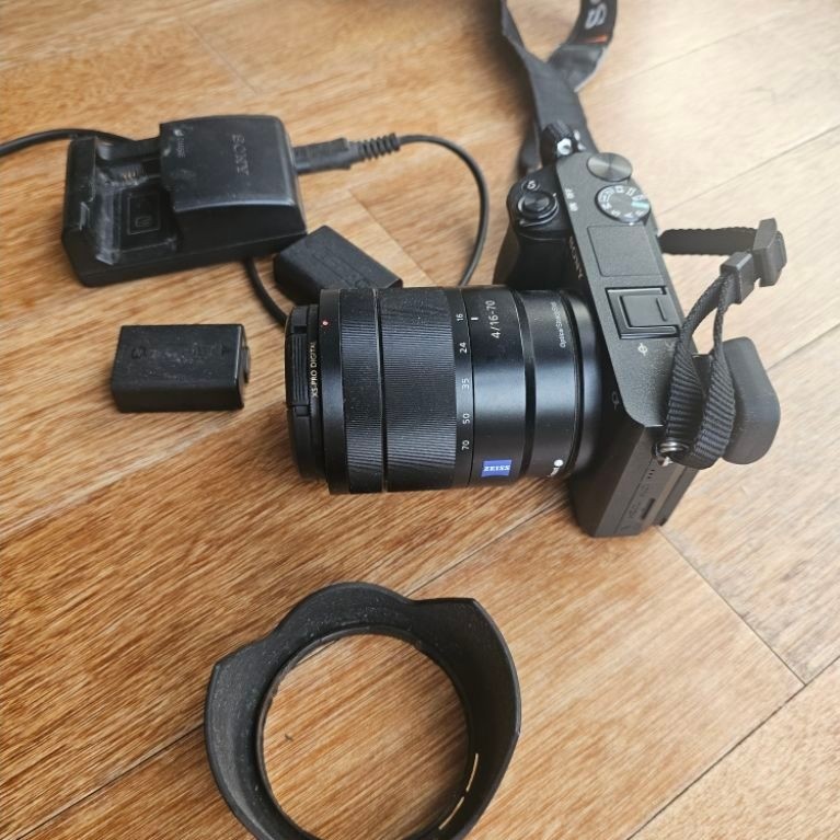 Jual sony A6300 + Lensa Sony 16-70 Zeiss + Filter B+W mrc nano xs pro made in germany + 2 baterai or