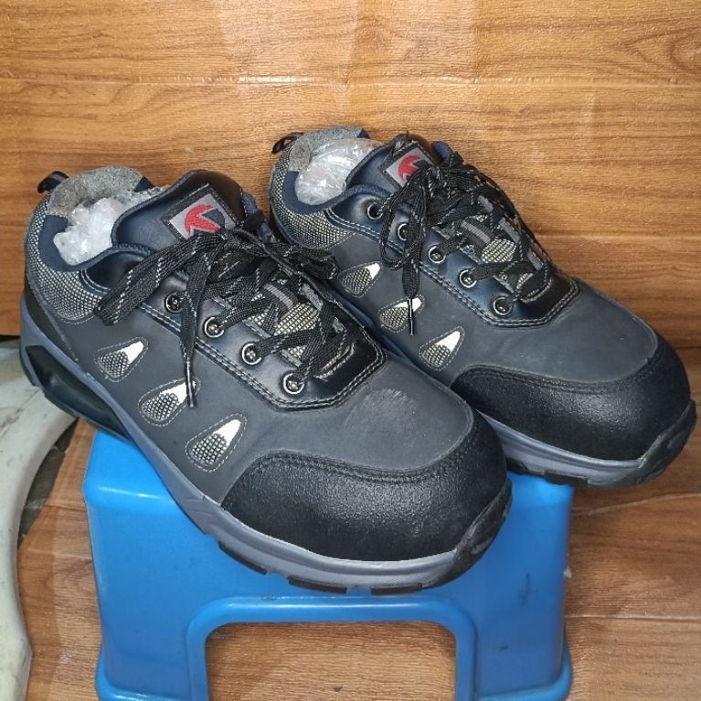 Sepatu SAFETY T-BUC Ujung Besi size 42