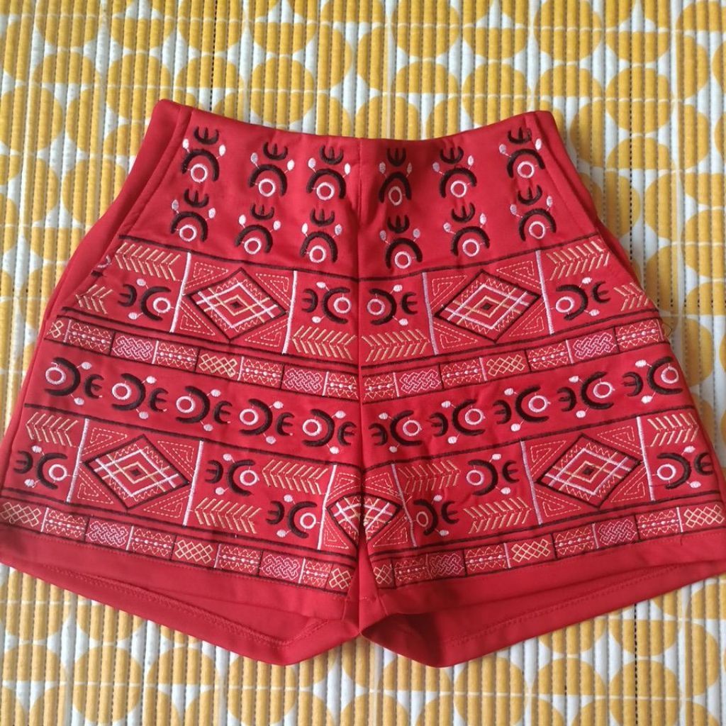 Celana Pendek Wanita motif Tunik Bordir warna Merah