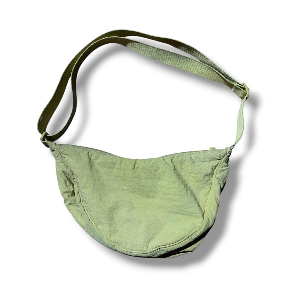 Uniqlo Round mini slig bag