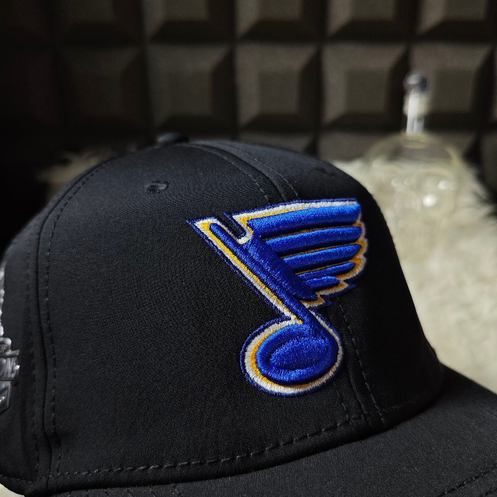 Topi Fanatics NHL St. Louis Blues Flex Fit Cap Hitam | Stanley Cup Champions Patch | Size 58–61 cm |