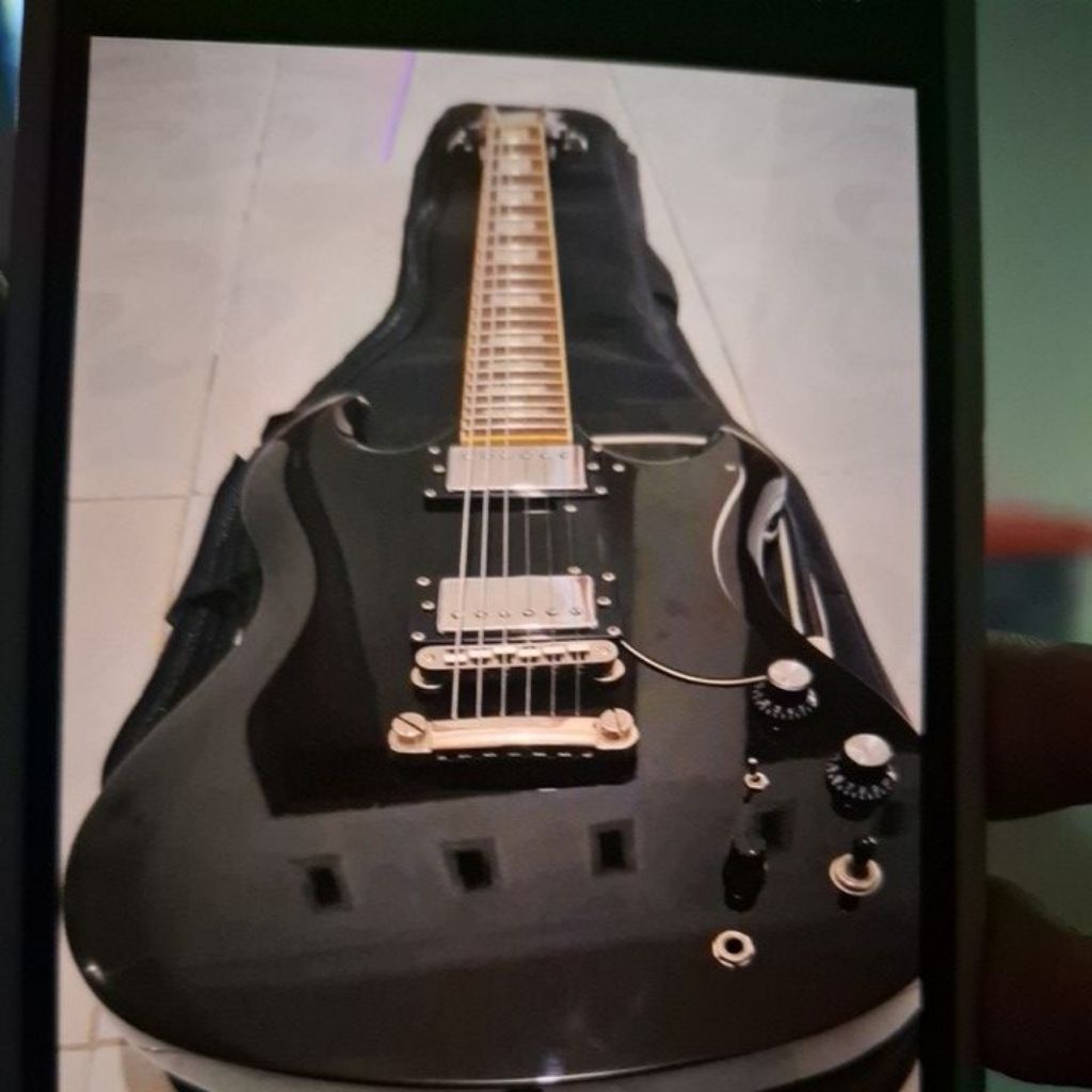 gitar warna hitam elioth