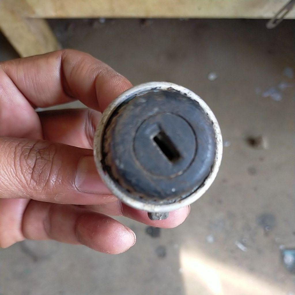 Pengunci laci dashboard katana
