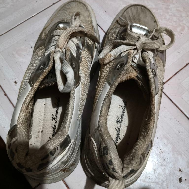 Sepatu sneakers putih YONGKI motif leopard used