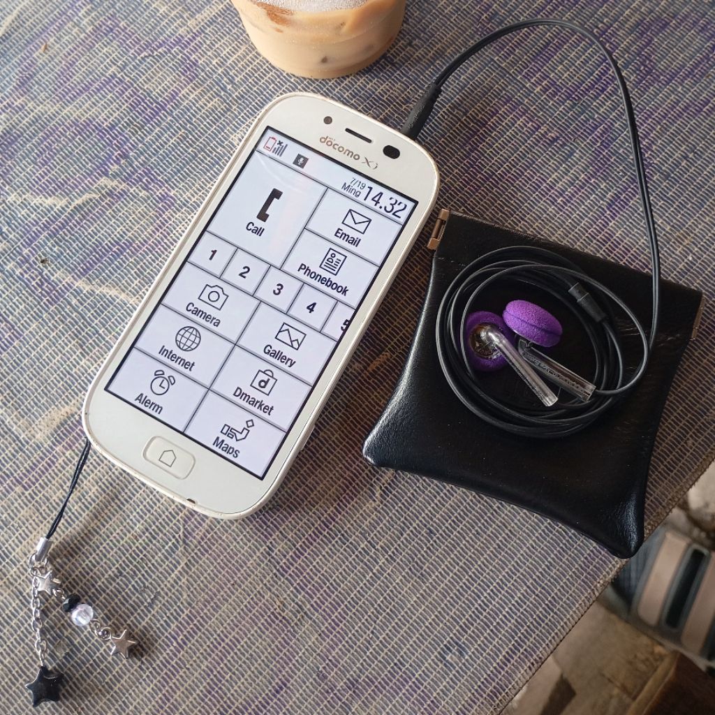 Hp android limbah jepang, Docomo Fujitsu Arrow f-06f.