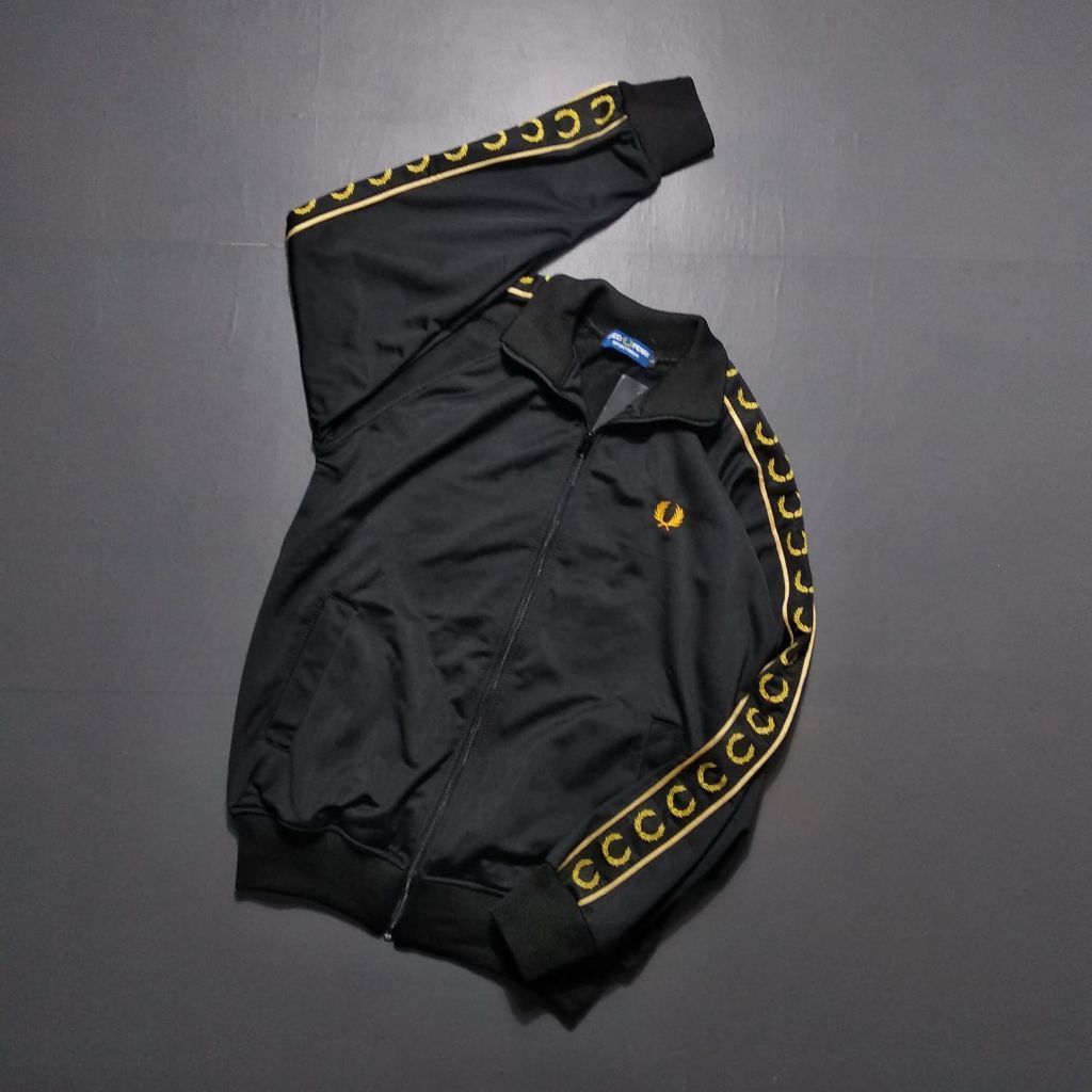 JAKET TRACKTOP FRED PERY HITAM